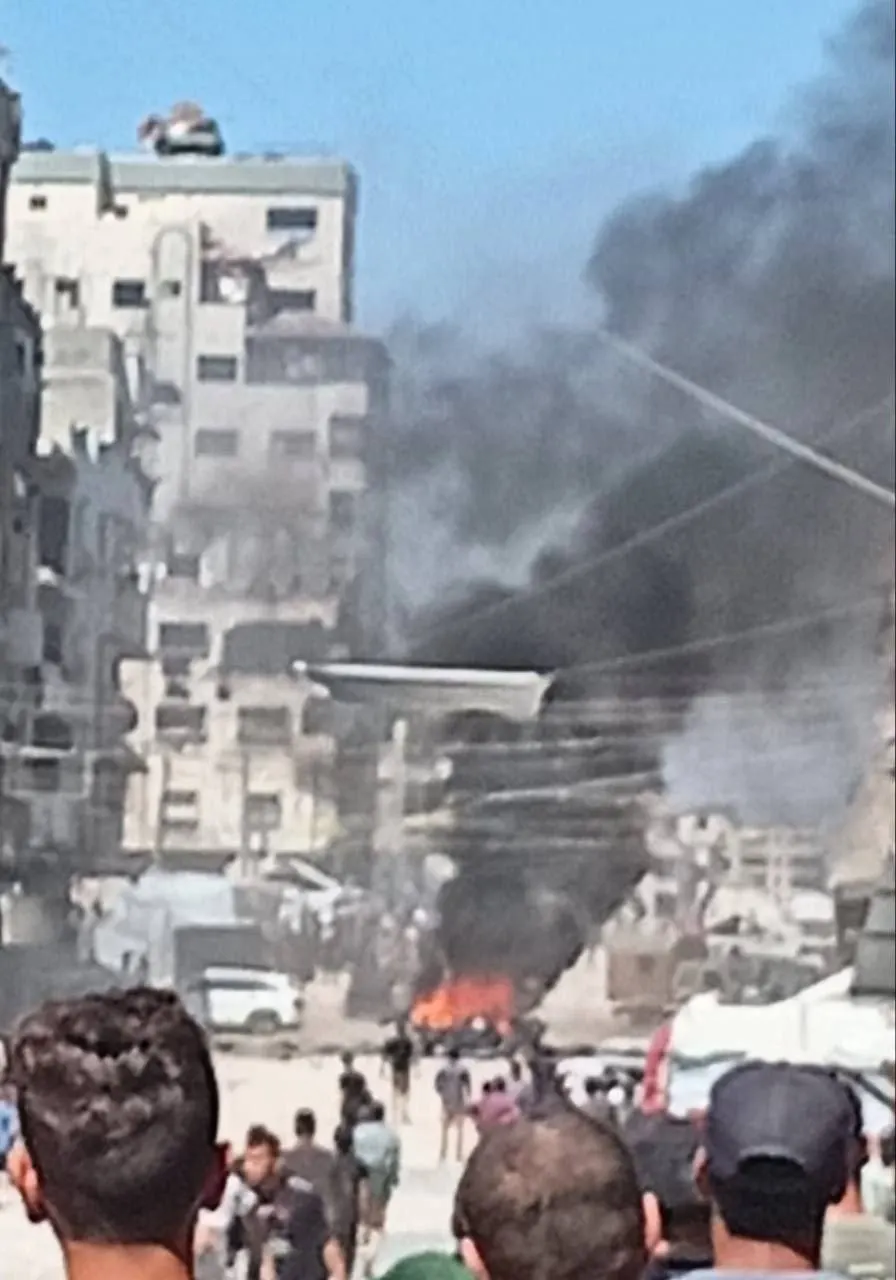 طائرات الاحتلال تستهدف جيبًا في محيط مخبز اليازجي بحي تل الهوا جنوب غربي مدينة غزة — صورة 1