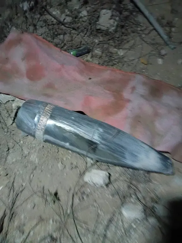 نجاة أسرة المواطن موسى محمود طه العقاد إثر سقوط قذيفة مدفعية في منطقة العقاد غربي مدينة خانيونس جنوبي قطاع غزة
