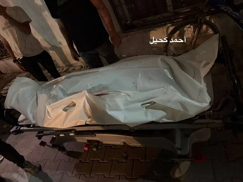El único sobreviviente de su familia… el joven Hamada Al-Rifai se une a su familia mártir, tras un bombardeo de la ocupación en la calle Al-Rashid, al oeste de la ciudad de Gaza. — Imagen 1
