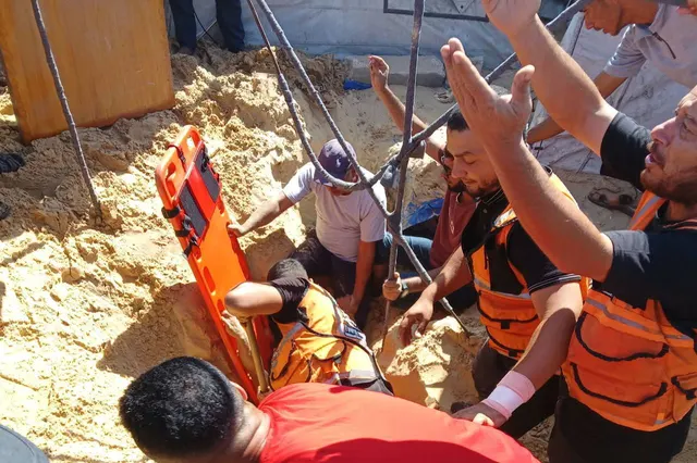 الدفاع المدني بخانيونس: طواقمنا تمكنوا من إنقاذ مواطن سقط في حفرة امتصاصية بمنطقة أبراج طيبة، حيث جرى إخراجه ونقله إلى مجمع ناصر الطبي لتلقي العلاج.