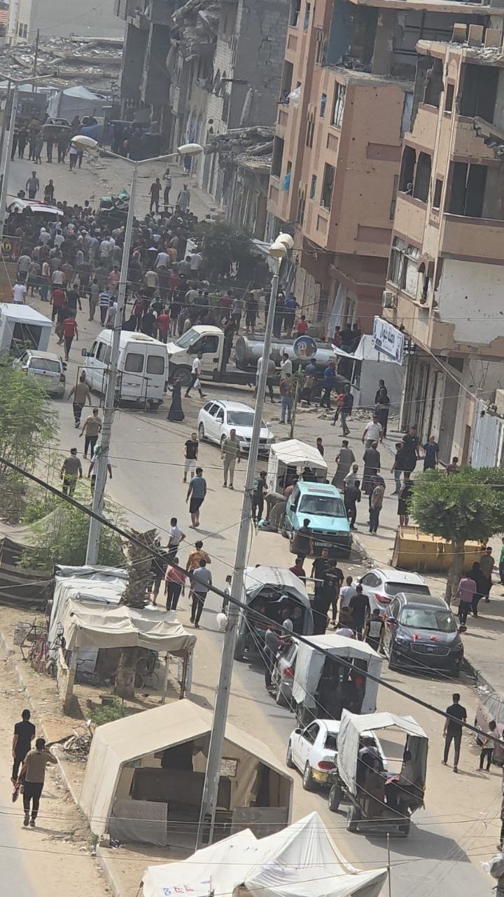 من مكان استهداف طيران الاحتلال للباص محيط مجلس الوزراء جنوب مدينة غزة. — صورة 1
