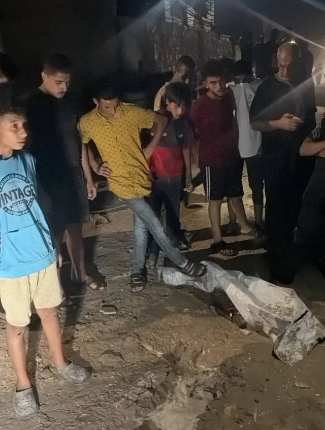 Bijgewerkt.. één dode en gewonden bij een Israëlische luchtaanval op een groep burgers in de omgeving van station Tamraz, nabij de Al-Nafaqstraat, ten oosten van Gaza-Stad.
