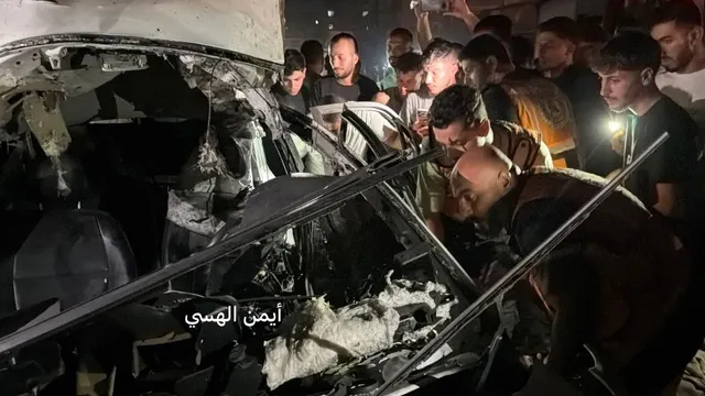 Targeting a vehicle on Al-Saftawi Street northwest of Gaza City