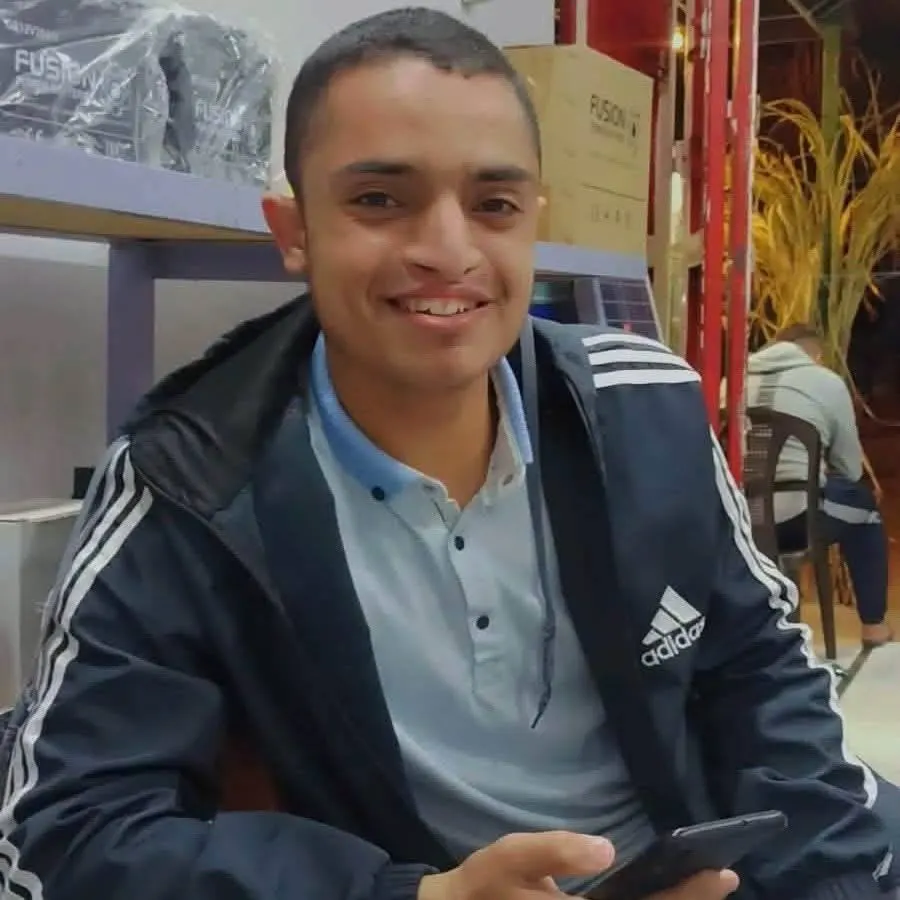 El mártir Izz al-Din Iyad Diab Barhoum (22 años), que ascendió tras el bombardeo de la ocupación contra un grupo de ciudadanos cerca de la mezquita de Muawiya en Mawasi de Rafah, al sur de la Franja de Gaza — Imagen 1
