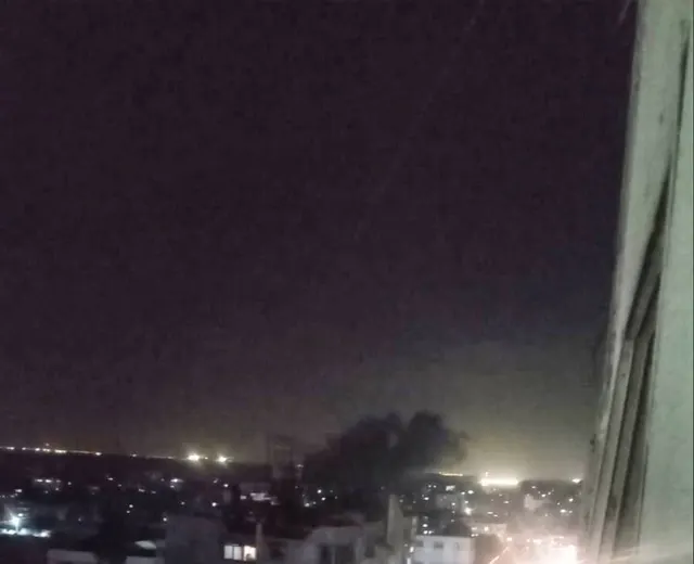 طائرات الاحتلال تقصف منطقة قرب "شارع مشتهى" في حي الشجاعية شرق مدينة غزة.