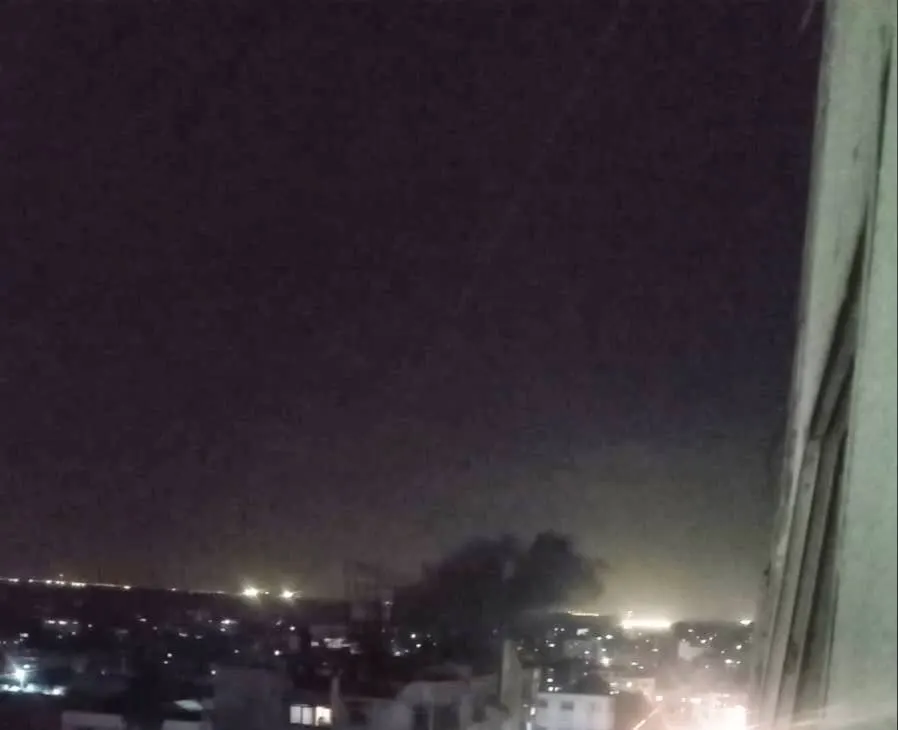 طائرات الاحتلال تقصف منطقة قرب "شارع مشتهى" في حي الشجاعية شرق مدينة غزة. — صورة 1