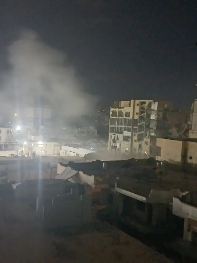 Actualizado... un mártir y heridos en un bombardeo israelí contra una motocicleta cerca del edificio de Industria, al oeste de la ciudad de Gaza.
