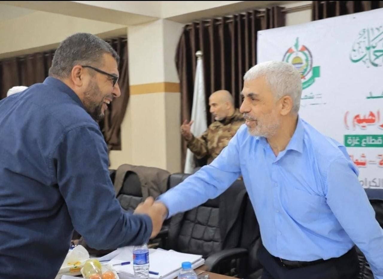 صورة تجمع قائد حركة حماس الشهيد يحيى السنوار وقائد لواء شمال غزة السابق الشهيد المجاهد أبوأنس الغندور وقائد لواء الشمال الشهيد عز الدين البيك "أبوحمزة"