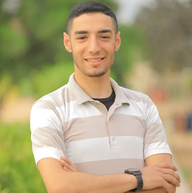 El mártir Muaz Hasuna, que ascendió como resultado de un bombardeo israelí a un grupo de ciudadanos en las inmediaciones de la rotonda de Haidara en la ciudad de Gaza