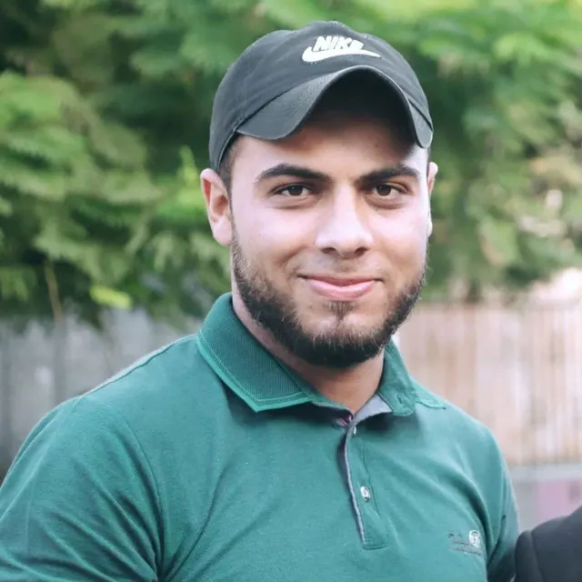 El mártir Moamen Al-Ai, quien ascendió tras el ataque a un vehículo civil en la calle Al-Mashahara, en el barrio de Al-Tuffah, al este de la ciudad de Gaza