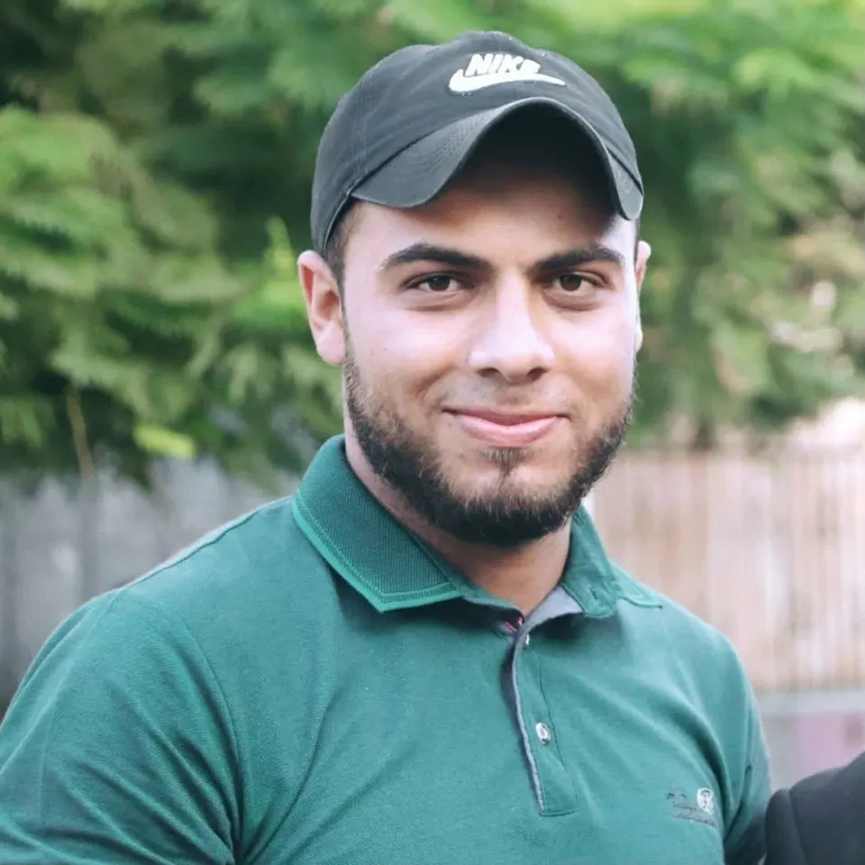 El mártir Moamen Al-Ai, quien ascendió tras el ataque a un vehículo civil en la calle Al-Mashahara, en el barrio de Al-Tuffah, al este de la ciudad de Gaza — Imagen 1