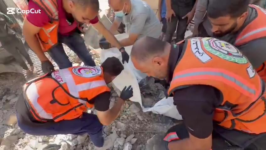 الدفاع المدني: انتشلنا رفات 28 شهيدا من منزل لعائلة أبو نعمة في منطقة الدرج شمالي مدينة غزة