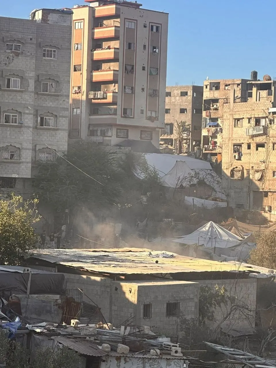 Gewonden, onder wie ernstig gewonden, nadat de bezetting een groep burgers aanviel in de omgeving van de Tabi'een-school in de wijk Al-Daraj, in het centrum van de stad Gaza — Afbeelding 1