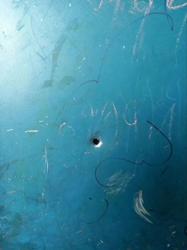 Kogels van bezettingsvoertuigen treffen een klaslokaal in de Hayat-school in de wijk al-Hawuz, in het centrum van Khan Younis in het zuiden van de Gazastrook