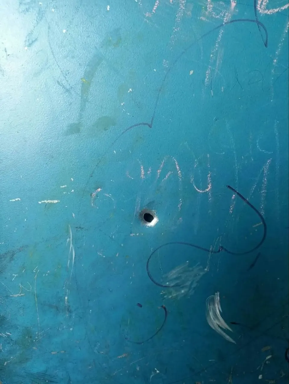 Kogels van bezettingsvoertuigen treffen een klaslokaal in de Hayat-school in de wijk al-Hawuz, in het centrum van Khan Younis in het zuiden van de Gazastrook — Afbeelding 1