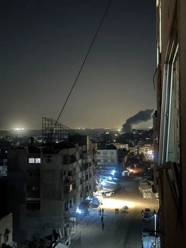 Las fuerzas de ocupación ejecutan dos operaciones de demolición de lo que queda de las casas de los ciudadanos al este del cruce de al-Sanafur, en el barrio de al-Tuffah, al noreste de la ciudad de Gaza