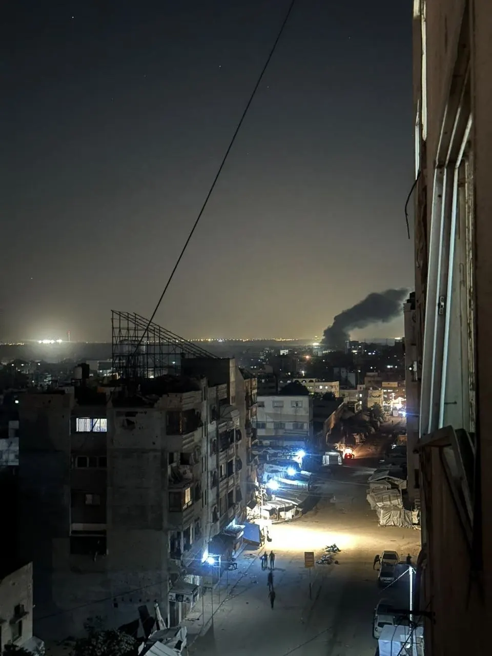 Las fuerzas de ocupación ejecutan dos operaciones de demolición de lo que queda de las casas de los ciudadanos al este del cruce de al-Sanafur, en el barrio de al-Tuffah, al noreste de la ciudad de Gaza — Imagen 1