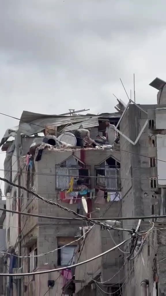 شهيدة ومصابون جراء قصف إسرائيلي استهدف سطح منزلًا يؤوي نازحين في منطقة النفق شمالي مدينة غزة