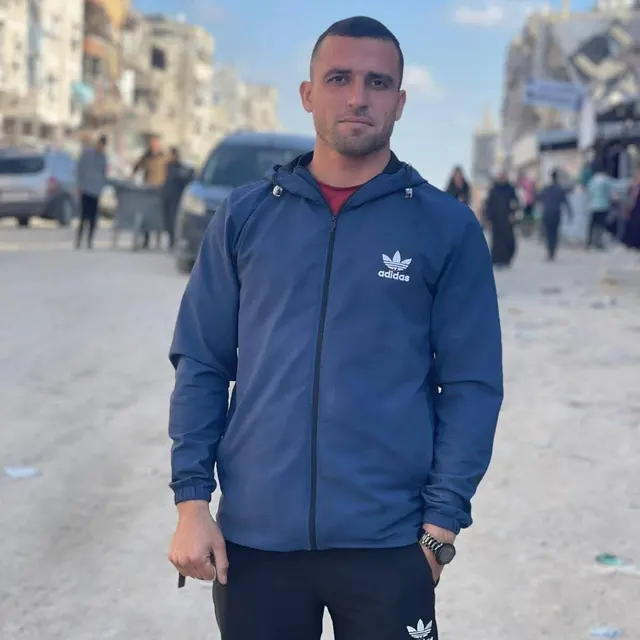 Muere el joven Mahmoud Khaled Al-Madhoun a causa de las heridas sufridas por un bombardeo israelí anoche sobre el barrio Sheikh Radwan, al noroeste de la ciudad de Gaza