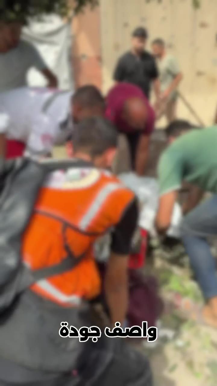 Harsh scenes documenting the massacre committed by the occupation by targeting a vehicle towing a cart in the Tel al-Hawa neighborhood, southwest of Gaza City.