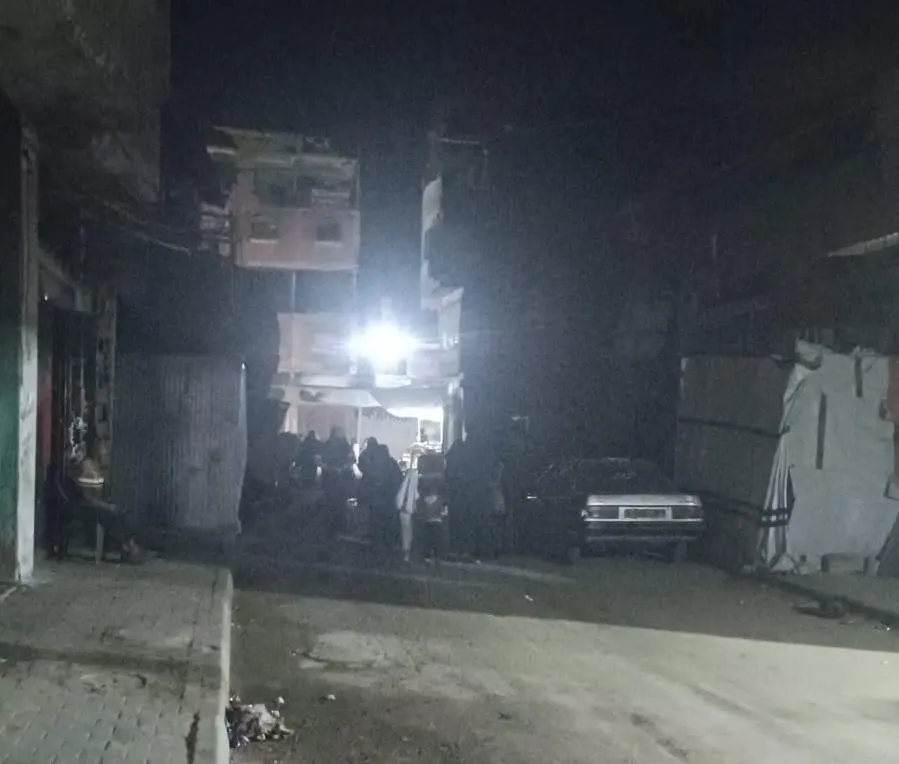Señal de evacuación para una casa en el barrio Al-Najjar, en el centro de Jan Yunis, en medio de un movimiento de desplazamiento desde el lugar advertido. — Imagen 1
