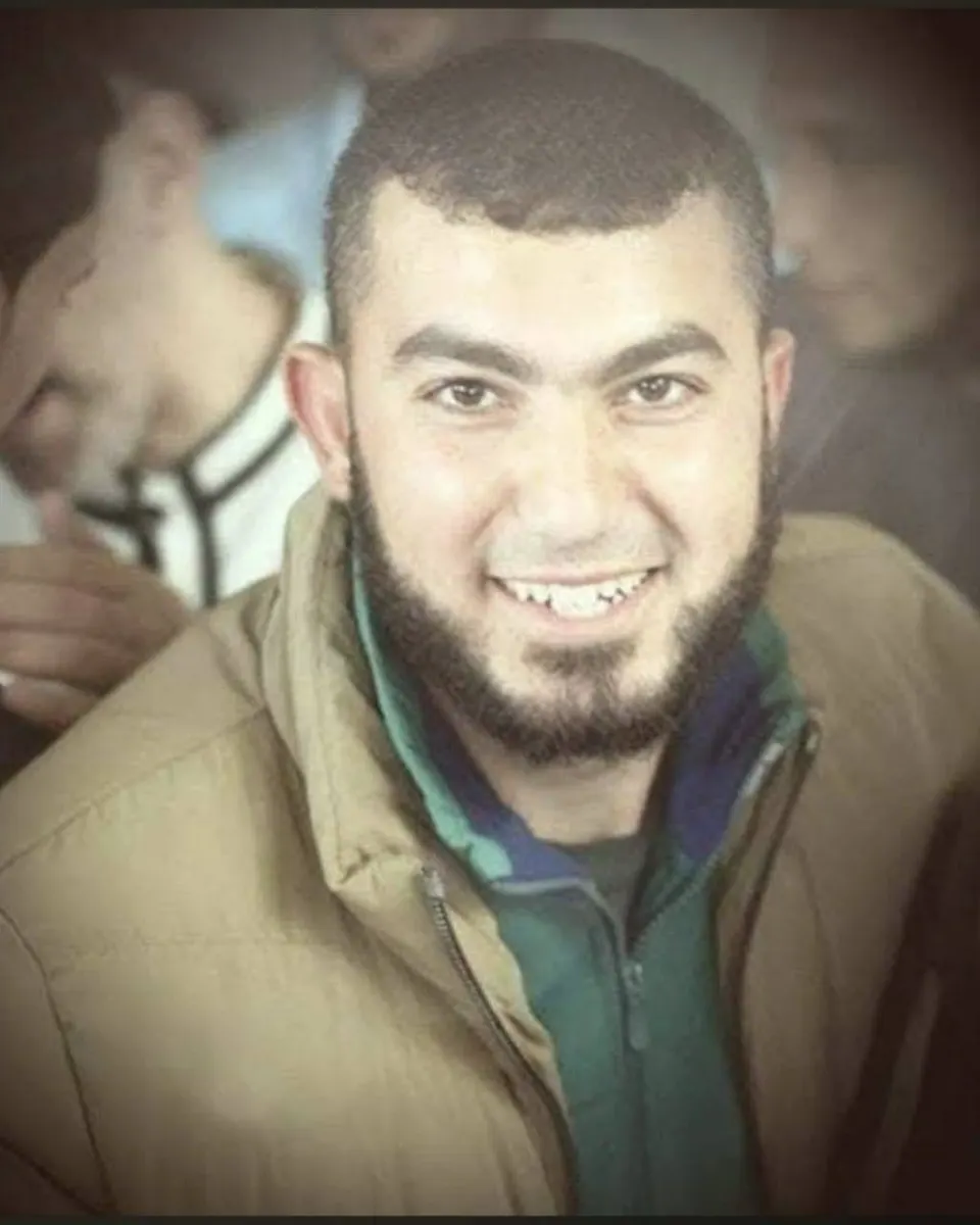 Martelaar Hisham Jamal Mohammed Abu Jalalah, die omkwam door een bombardement dat hem trof nabij het hoofdkwartier van de civiele verdediging in Mawasi van de stad Khan Younis — Afbeelding 1