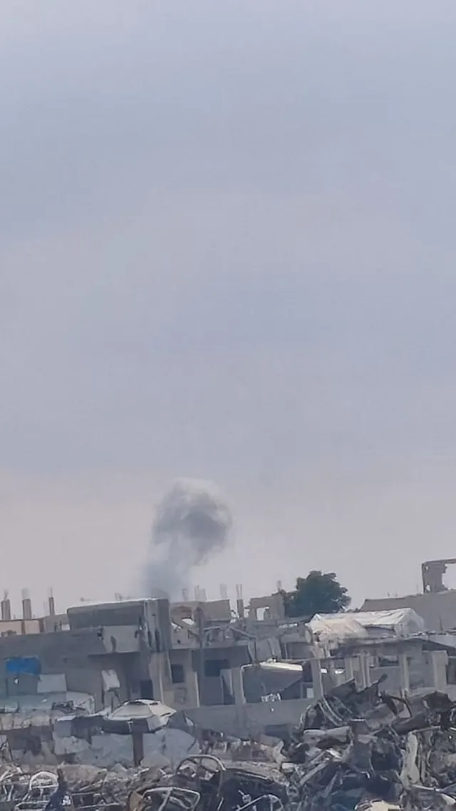 قصف مدفعي إسرائيلي شرقي مدينة خان يونس جنوبي قطاع غزة