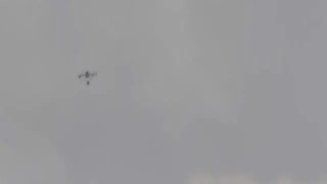 Se incendian las tiendas de los desplazados tras el lanzamiento por un dron tipo "quadcopter" de una bomba incendiaria en las inmediaciones de la escuela Khaled al-Hassan, al este de la ciudad de Jan Yunis, al sur de la Franja de Gaza