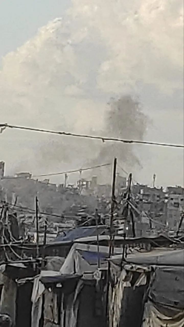 Dos ataques aéreos israelíes alcanzaron los alrededores de la mezquita Al-Taqwa, cerca del estanque Sheikh Radwan, en la ciudad de Gaza. — Imagen 1