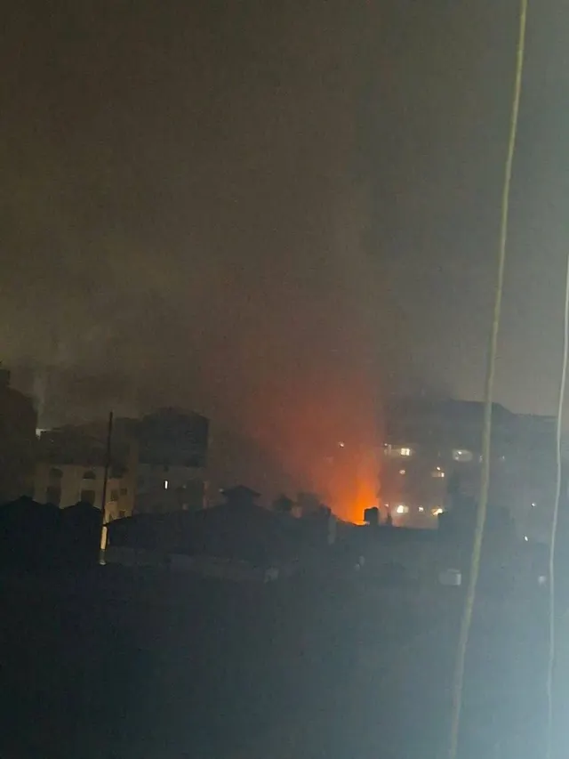 القصف لشقة سكنية في محيط الميناء غرب مدينة غزة.