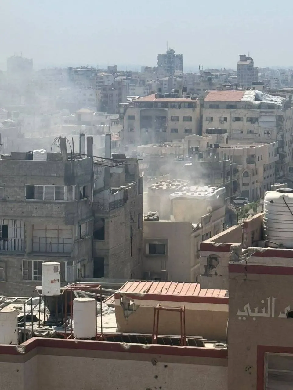 إصابات في استهداف طيران الاحتلال لسطح منزل لعائلة فروانة محيط مقبرة الشيخ رضوان بمدينة غزة. — صورة 1