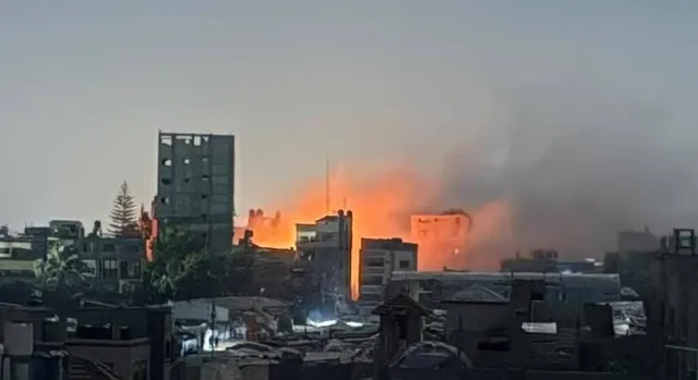 اندلاع حريق إثر غارة إسرائيلية على منزل لعائلة حمد في محيط منطقة السوق بمخيم النصيرات وسط قطاع غزة.