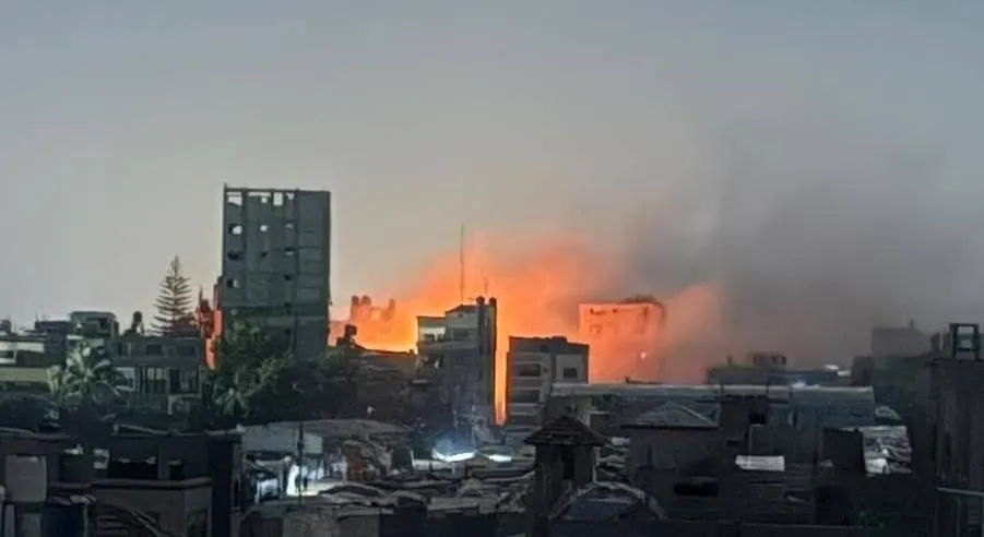 اندلاع حريق إثر غارة إسرائيلية على منزل لعائلة حمد في محيط منطقة السوق بمخيم النصيرات وسط قطاع غزة. — صورة 1