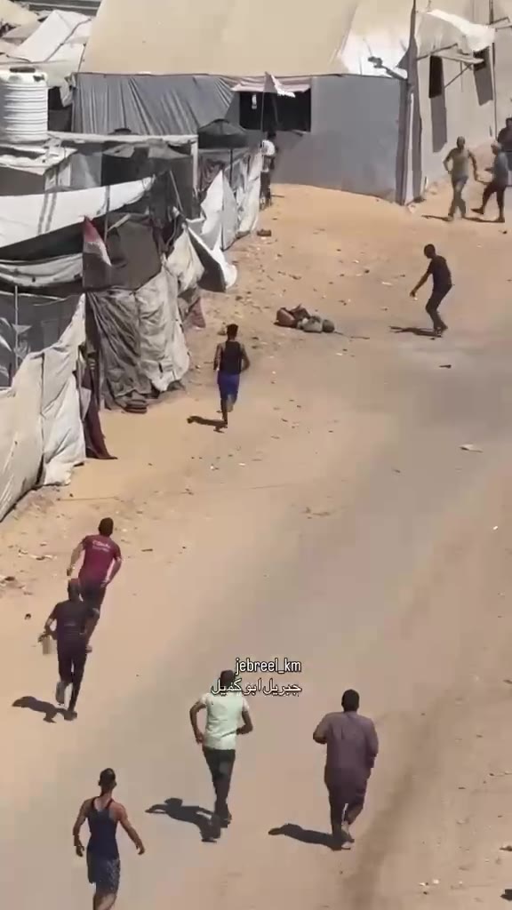 من مكان الاستهداف مجموعه من المواطنين بالقرب من برج الفالوجة بمحيط صالة دريم بمواصي خانيونس جنوب قطاع غزة