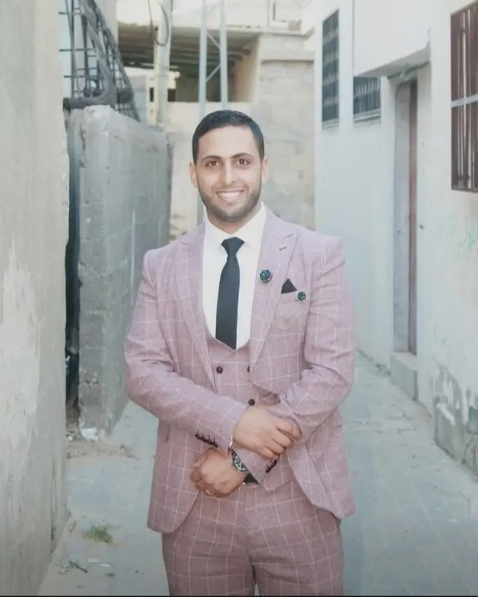 El mártir Ibrahim Abu Awaimer, que murió tras el bombardeo del patio de la casa de su familia cerca de la Asociación Al-Razi, en el Campamento 2 de Al-Nuseirat, en el centro de la Franja de Gaza. — Imagen 1