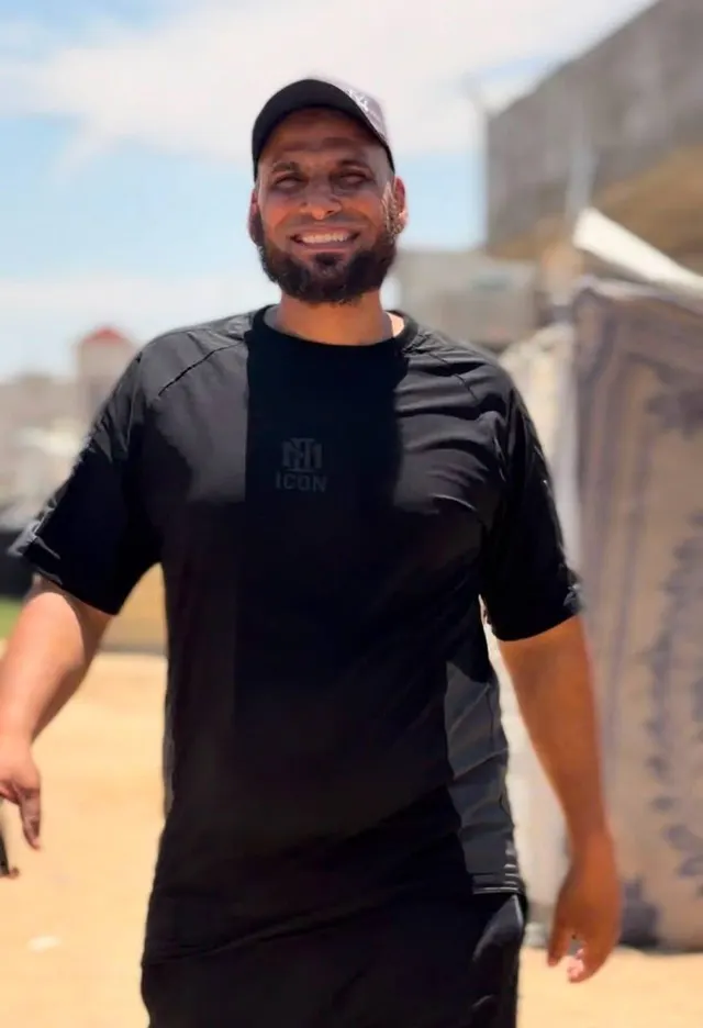 الشهيد أحمد جمعة أبو شلوف (44 عامًا)، الذي ارتقى جراء قصف إسرائيلي استهدف خيمة في منطقة البراق الجنوبي غربي خان يونس