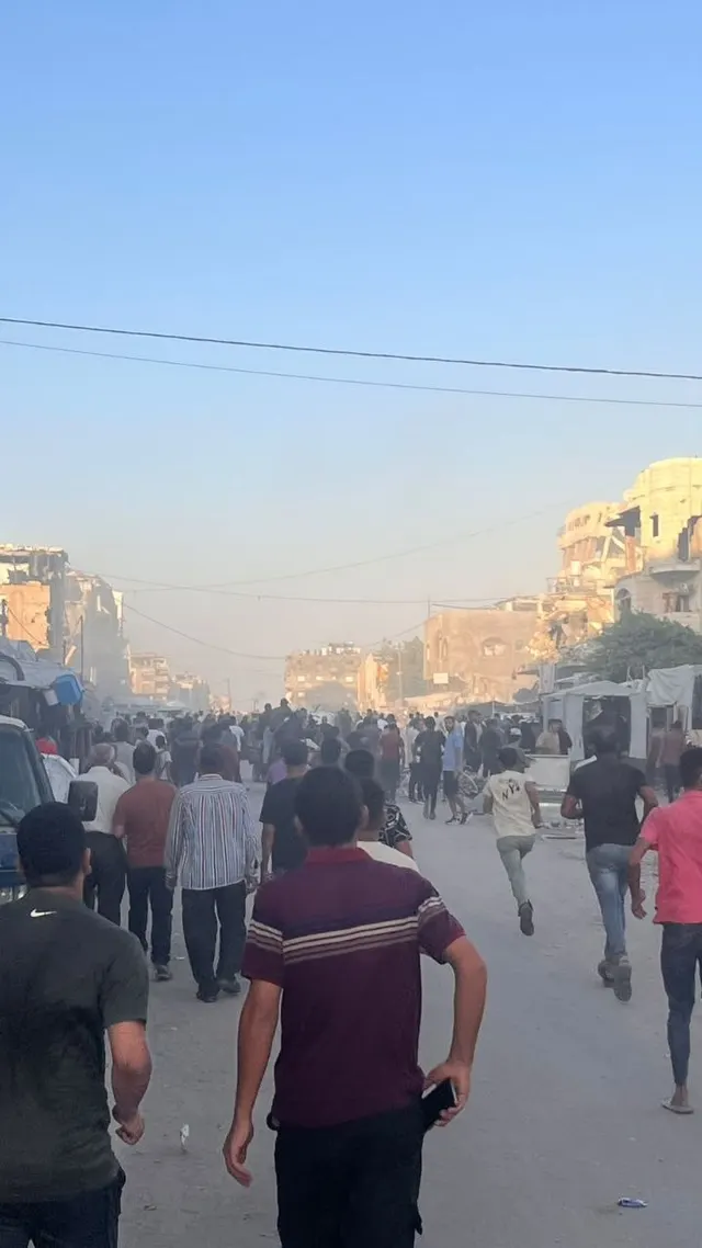 غارة من مُسيرة إسرائيلية استهدفت مواطنين قرب مدرسة عباد الرحمن في محيط مفترق الصاروخ شمالي مدينة غزة