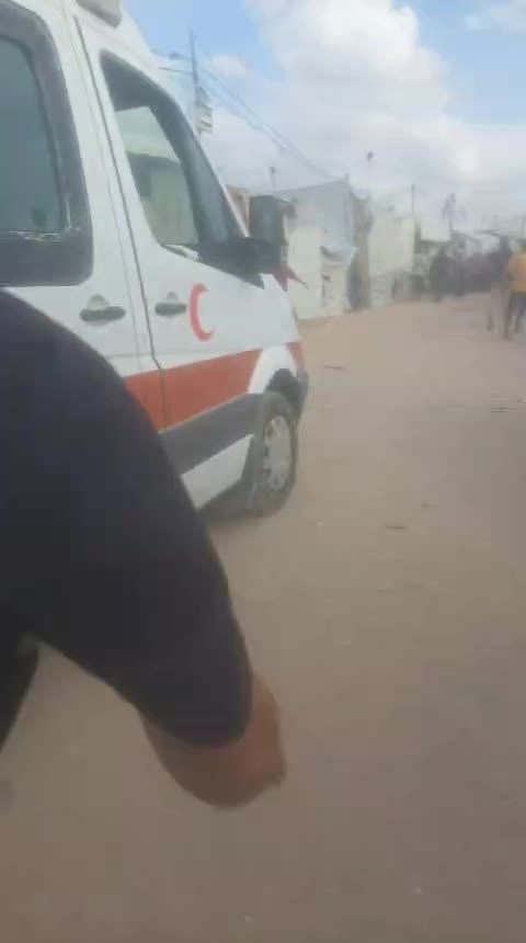 عدد من الإصابات في استهداف طائرات الاحتلال المسيرة مجموعة من المواطنين في مخيم حلاوة بجباليا البلد شمال قطاع غزة