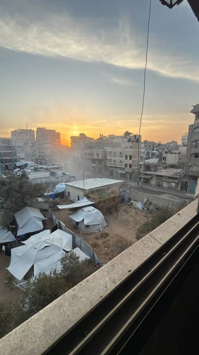 Un ataque de un dron israelí apunta cerca de la Torre Al-Shifa en el barrio Al-Nasr, al oeste de la ciudad de Gaza.