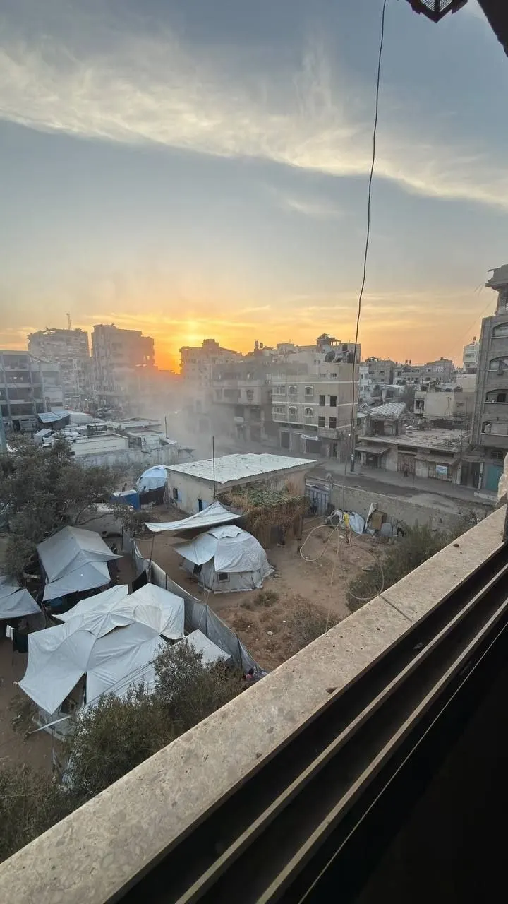 Israëlische droneaanval treft nabij de Shifa-toren in de wijk Al-Nasr, ten westen van Gaza-Stad. — Afbeelding 1
