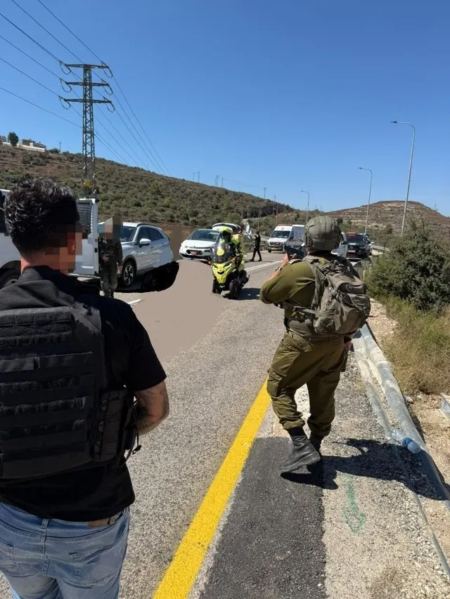 From the scene of the shooting near Ramallah, with a settler killed at the site, and the perpetrator withdrew from the area ..