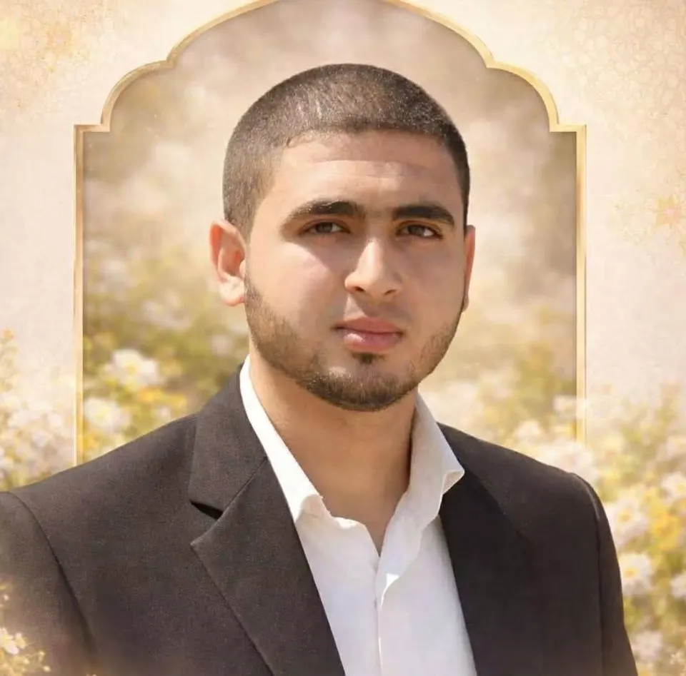 الشهيد خميس سعد، الذي ارتقى جراء قصف خيمة في شارع جُولس بمخيم النصيرات وسط قطاع غزة، فيما أُصيب آخرون — صورة 1