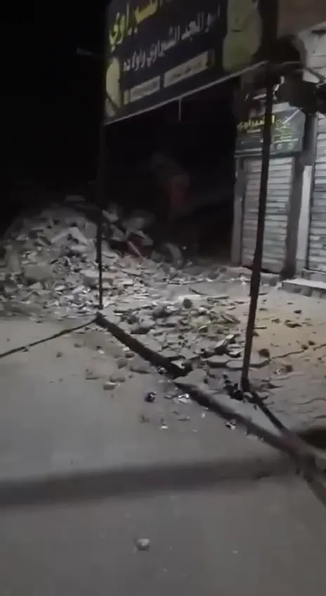 Colapso de una parte de una vivienda en el barrio de Sheikh Radwan, en la ciudad de Gaza, a causa de las vibraciones provocadas por las operaciones de demolición con explosivos que llevan a cabo las fuerzas de ocupación al este de la ciudad