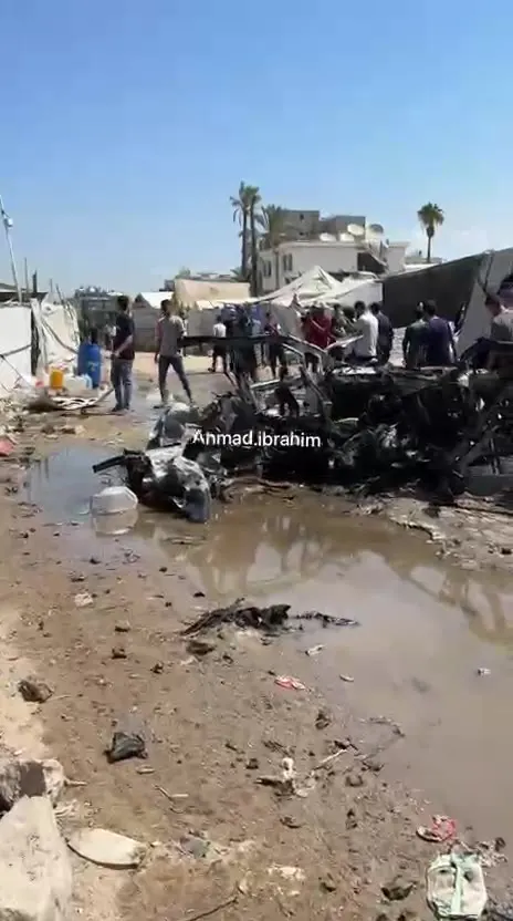 مشهد مباشر لسيارة مدنية قصفت وقت الحدث غربي مدينة غزة.