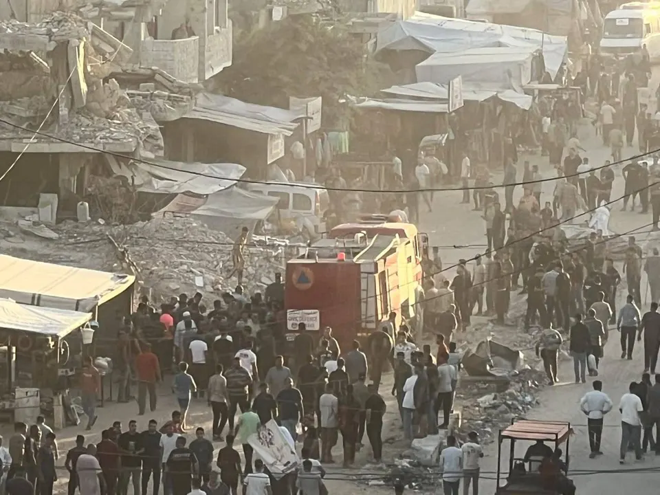 Heridos a causa de un bombardeo de un dron israelí que apuntó a un grupo de ciudadanos frente a la escuela Abbad Al-Rahman, cerca del cruce Al-Sarukh, al norte de la ciudad de Gaza — Imagen 1